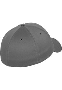 Grijze baseballcap met een afgeronde kroon, vijf ventilatie-oogjes en een gebogen rand. Gemaakt van gestructureerde stof met een gestikte naad.