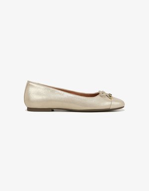 Gouden metallic balletschoenen met een ronde neus, strikaccent en minimalistisch ontwerp. Gladde textuur en een lage, platte hak.