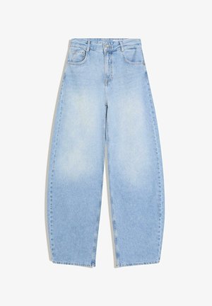 Jean large taille haute bleu clair avec bouton sur le devant, fermeture éclair et style cinq poches sur fond blanc.