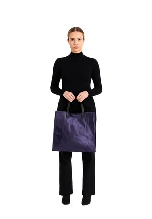 Borsa a tracolla viola con una texture liscia e una finitura lucida, dotata di manici neri resistenti e un design rettangolare semplice.