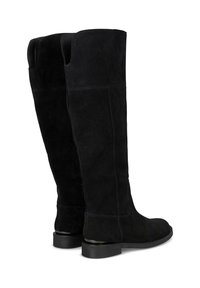 Bottes noires en suède montantes avec une semelle plate. Le design présente une texture lisse et des coutures discrètes sur les côtés.
