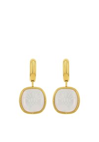 Goudkleurige oorbellen met rechthoekige, iriserende witte stenen die een bloemmotief en een gladde oppervlakte hebben, hangend aan een ronde clip.