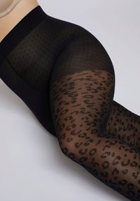 Crne najlonke s uzorkom dijamanta na gornjem dijelu i leopard uzorkom na donjem dijelu noge. Prozirni materijal s glatkom teksturom kroz cijelu površinu.