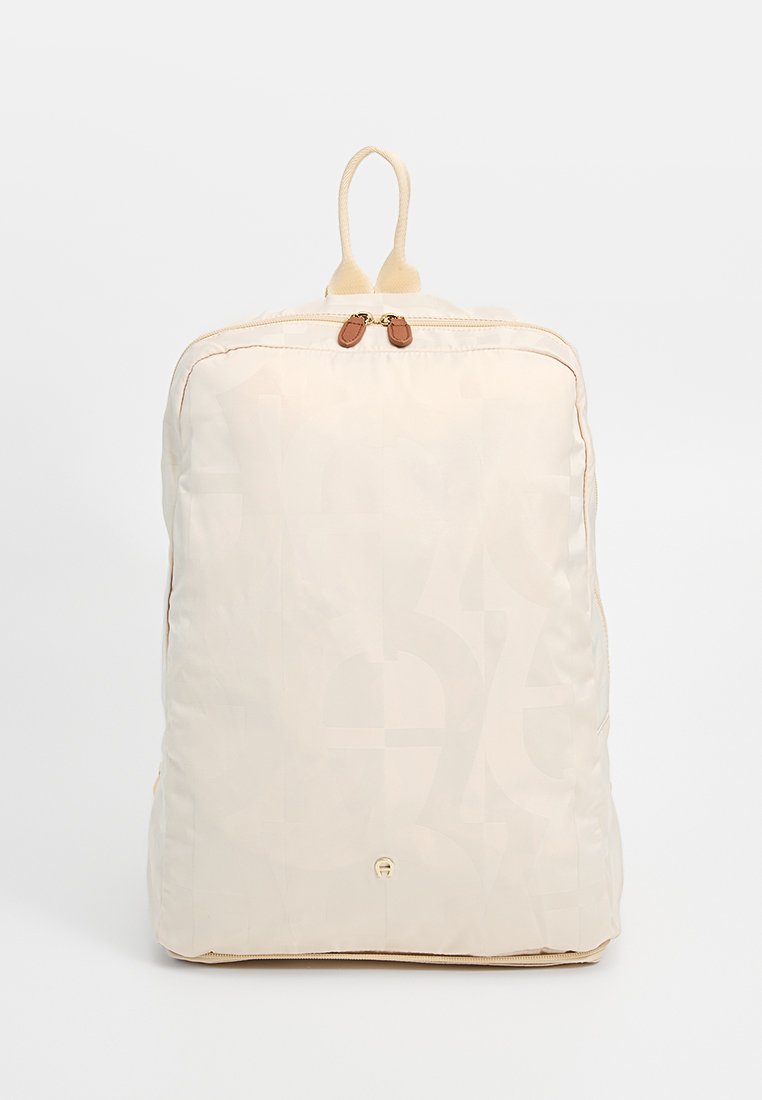 Hellbeige Rucksack aus weichem Material, mit glatter Textur, einem oberen Griff und einem doppelten Reißverschluss mit braunen Akzenten.