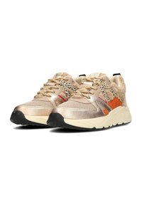 Sneaker mit einem goldenen, metallischen Obermaterial, glatten und strukturierten Paneelen, orangefarbenen Akzenten und einer dicken, schwarzen Gummisohle.