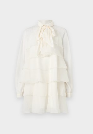 Weißes, gestuftes Kleid mit einer Schleifenbindekragen, geschichteten Rüschen, langen Ärmeln und einer geknöpften Manschette; leichtes Gewebe mit glatter Textur.