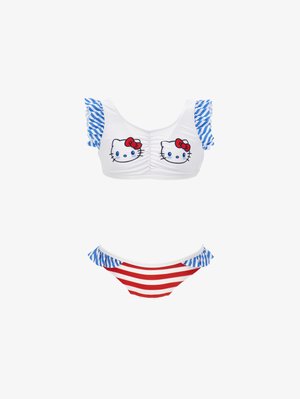 Costume da bagno a due pezzi con top bianco decorato con volti di Hello Kitty e maniche arricciate a righe blu e bianche, e slip a righe rosse e bianche con volant coordinati.
