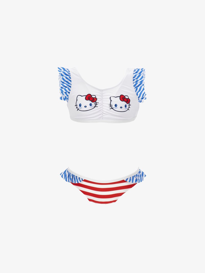 Μαγιό δύο τεμαχίων με λευκό τοπ που έχει πρόσωπα Hello Kitty και βολάν με μπλε και λευκές ρίγες στα μανίκια, και κόκκινο και λευκό ριγέ κάτω μέρος με αντίστοιχα βολάν.