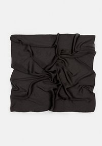 Czarny jedwabny szal, pomarszczony o gładkiej fakturze, z subtelnymi wytłoczonymi kropkami, w kształcie kwadratu i delikatnym układzie.