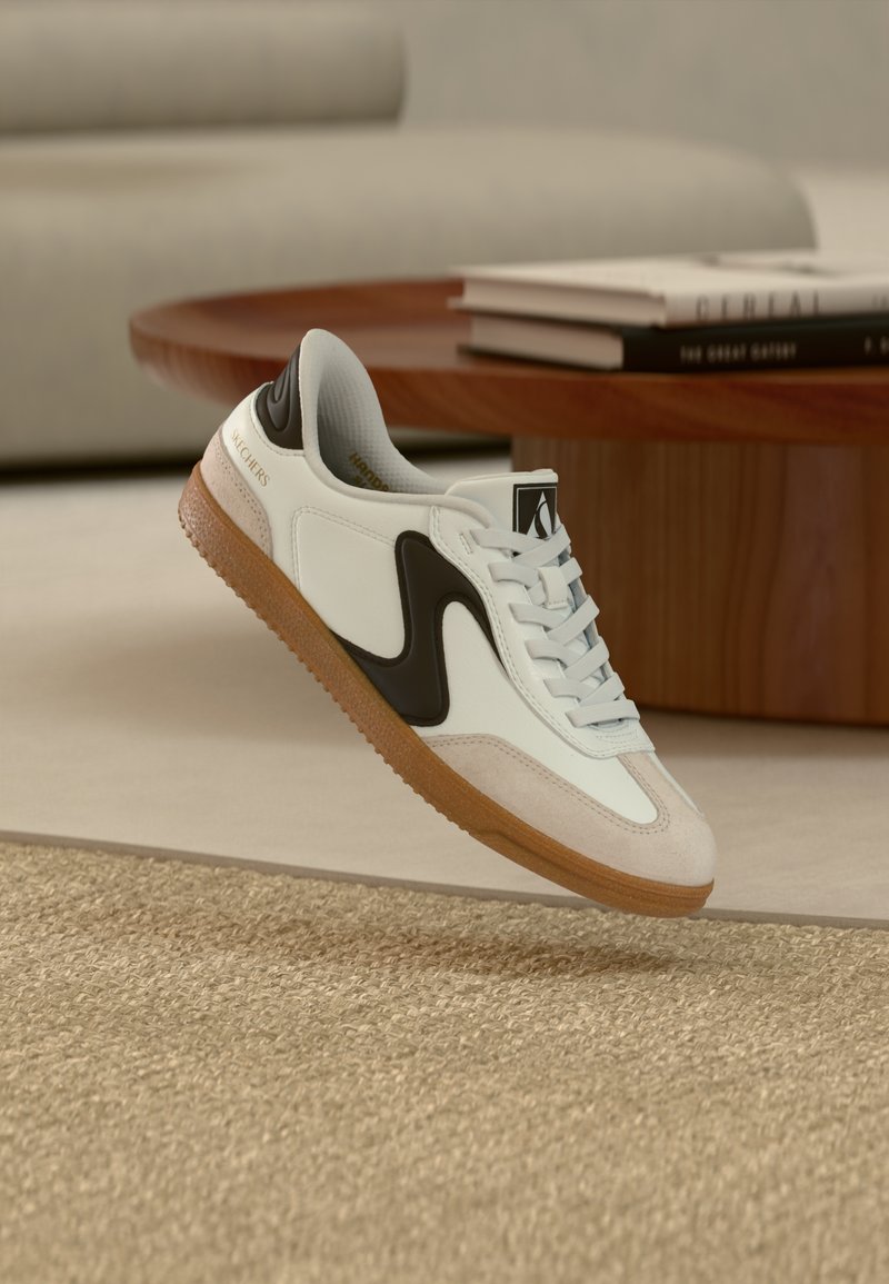 Sneaker bianco e marrone con tomaia in pelle liscia, dettagli in camoscio, logo nero e suola in gomma color gomma, con design con lacci.