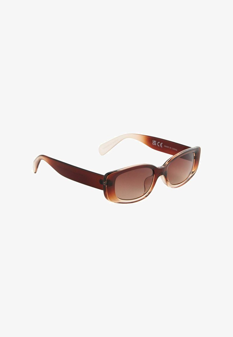 Lunettes de soleil en dégradé marron avec une forme rectangulaire, une monture en plastique brillant et des branches légèrement courbées. Elles présentent des verres dégradés et des accents subtils.