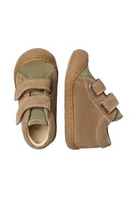 Hnědé a zelené dětské boty vyrobené z semiše, s dvojitými suchými zipy, zaoblenou špičkou a strukturovanou gumovou podrážkou.