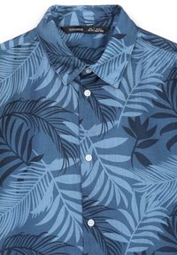Camicia a maniche corte blu chiaro con un motivo di foglie di palma in tonalità blu più scure. Presenta un colletto classico e una chiusura frontale con bottoni.