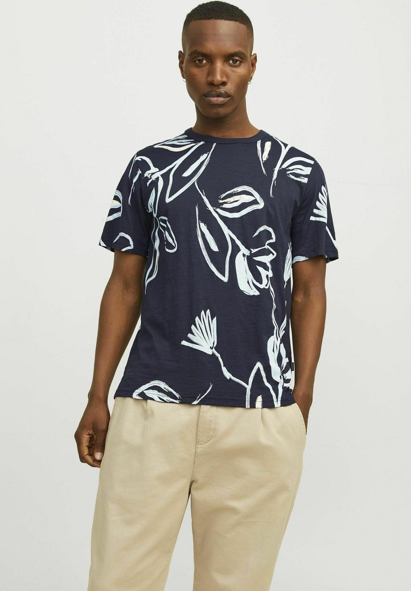 Jack & Jones PREMIUM ALL OVER RUNDHALS - T-shirt med print - navy blazer