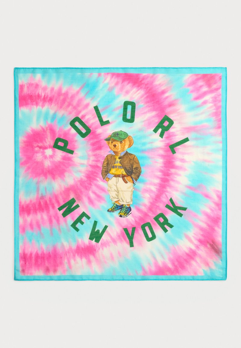 Tecido tie-dye com padrão espiral em azul e rosa, apresentando um urso vestido de forma casual e o texto "Polo RL New York" em volta do urso.