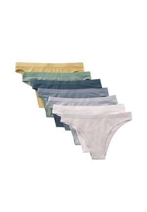 Siedem bawełnianych damskich majtek bikini w pastelowych odcieniach żółci, zieleni, niebieskiego, szarości i bieli, ułożonych diagonalnie na białym tle.