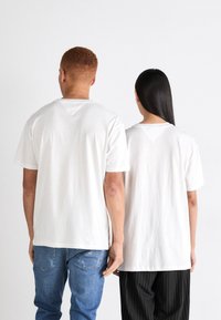 Tommy Jeans ENTRY TEE UNISEX - Camiseta estampada - white