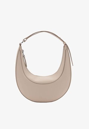 Borsa a mano in pelle beige a forma di mezzaluna, con una sottile tracolla e una texture liscia con un dettaglio di cucitura sottile lungo i bordi.