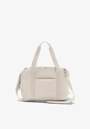 Bézs színű, téglalap alakú duffle táska két felső fogóval, állítható vállpánttal, elülső zsebbel, mely patenttal záródik, és finom logóval az elülső részen.