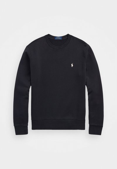 Μαύρο φούτερ φτιαγμένο από μείγμα βαμβακιού, με στρογγυλή λαιμόκοψη, μακρύ μανίκι, ριμπ μανσέτες και στρίφω, και μια μικρή κεντημένη λογότυπο στο στήθος.