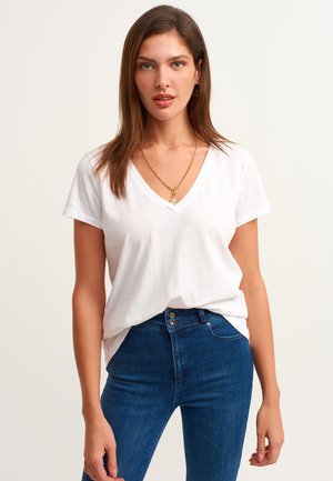MIT V-AUSSCHNITT - Basic T-shirt - white