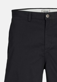 Pantalons noirs à conception à plat, fabriqués en tissu mélangé de coton. Présentent une fermeture à bouton et des passants de ceinture. Lignes épurées, sans motifs.