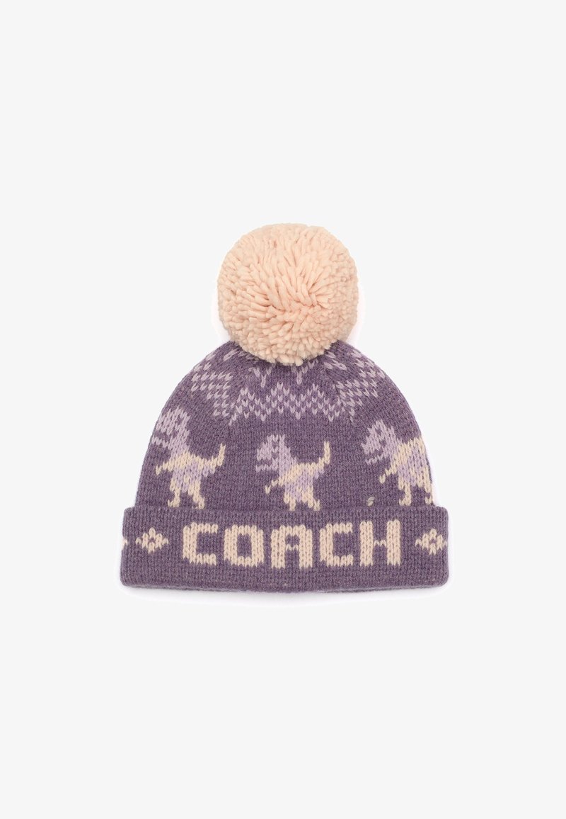 Bonnet en tricot violet avec un pompon rose duveteux, présentant des motifs de dinosaures et le mot "COACH" en beige sur le bandeau côtelé.
