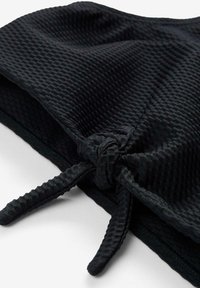 Tessuto nero testurizzato con un motivo a griglia; presenta una chiusura con nodo. Materiale morbido, forma leggermente strutturata, adatto a vari utilizzi.