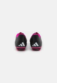 Scarpe da calcio nere con finitura testurizzata, dettagli rosa e righe bianche Adias prominenti sul tallone. Suola chiodata per trazione.