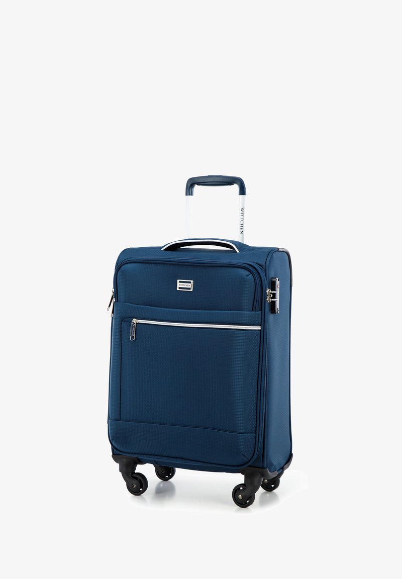 Maleta de color azul marino hecha de tela duradera, con un mango telescópico, cuatro ruedas y un bolsillo frontal con cremallera y acentos metálicos.