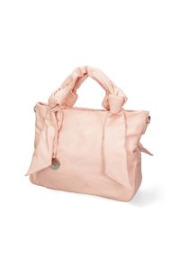 Borsa morbida rosa con manici in tessuto annodati, texture liscia e un accento di tag metallico staccabile. Forma squadrata con pieghe laterali.