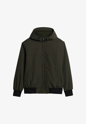 Chaqueta con capucha en verde oscuro, con cierre de cremallera en la parte delantera, puños y dobladillo elásticos. Tejido suave con dos bolsillos laterales y un branding sutil.