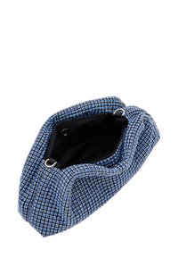 Kék és fekete mintás clutch táska, textúrált külsővel, kerek formával és cipzáras záródással. A belső rész fekete szövettel van bélelve.