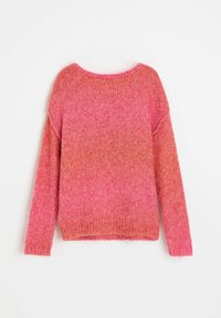 Różowy gradientowy sweter wykonany na drutach o luźnym kroju, szerokim dekolcie i prążkowanym wykończeniu. Tekstura wydaje się miękka, z widocznymi wzorami splotu.