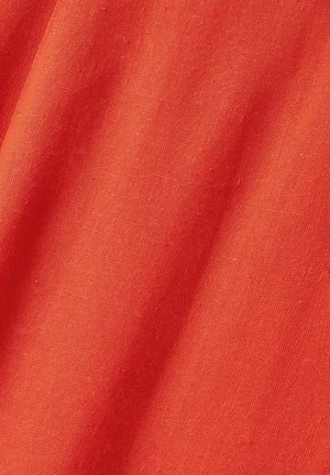 Roter Baumwollstoff mit einer glatten Textur, leicht zerknittert, der subtile Farbvariationen und eine einfarbige Oberfläche ohne Muster oder Akzente zeigt.