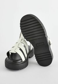 Next GLADIATOR REGULAR FIT biały