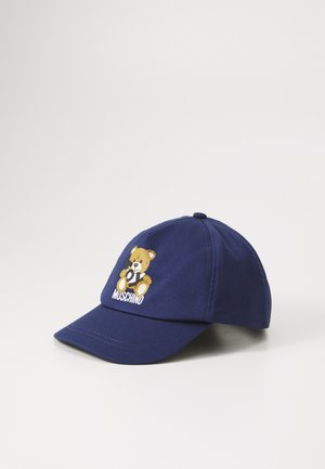 Gorra de algodón azul marino con un diseño bordado de un oso de peluche y el texto "MUSCHINO" debajo. Visera curva con detalles de costura.