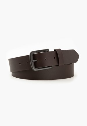 Ceinture en cuir marron avec une boucle en métal noir mat. Dispose de plusieurs trous pour l'ajustement et d'une texture plate et lisse.