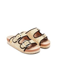 Sandali intrecciati con cinturini e due fibbie metalliche, accenti beige e neri, tomaia texturizzata e suole imbottite. Piatti con battistrada in gomma.