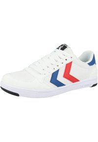 Białe sneakersy niskie z białymi sznurowadłami, niebieskimi i czerwonymi paskami w kształcie chevronu po boku oraz czarną metką z logo na języku.
