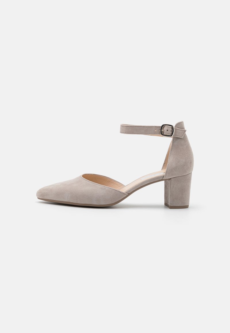 Scarpa con tacco alto in suede grigio chiaro, con punta affusolata, cinturino alla caviglia con fibbia e tacco largo. Texture liscia e design minimalista.