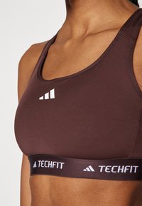 adidas Performance POWERREACT TECHFIT - Sport-bh met medium support - shadow brown
