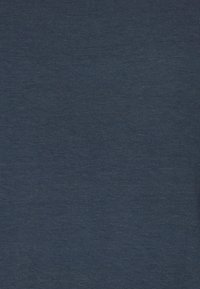 Mörkblå stickad tyg, något texturerad, med en mjuk och slät yta. Enhetlig färg utan synliga mönster eller accentuerade detaljer.