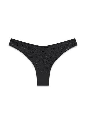 Czarne stringi ozdobione małymi czarnymi koralikami rozrzuconymi na przednim panelu materiału.