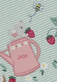 Roze gietertje met de naam "Jojo" geborduurd, met een muis die een aardbei vasthoudt, omringd door bloemen en een bij op een groen gestreepte achtergrond.