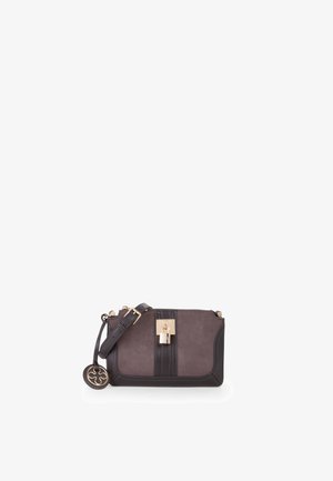 Sac en cuir de couleur gris foncé et taupe, avec une fermeture à clapet à l'avant et des ferrures dorées. Dispose d'une sangle détachable et d'un emblème.