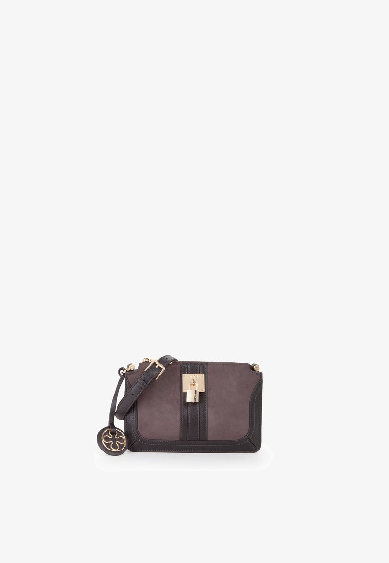 Hellgraue und taupefarbene Handtasche aus Leder mit einem Verschluss vorne und goldener Hardware. Verfügt über einen abnehmbaren Tragegurt und ein Emblem.