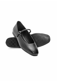 Czarne skórzane baletki z wąskim noskiem, z paskiem na kostce i płaską podeszwą. Wnętrze ma teksturowany wzór dla lepszej przyczepności.