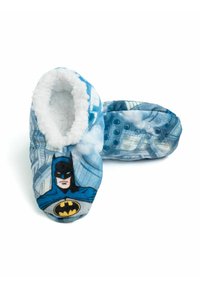 Pantofole in morbido pile blu con design di Batman, fodera bianca soffice e suola testurizzata con accenti di grip circolari.