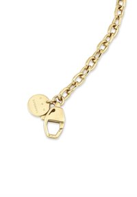 Gouden ketting met ovale schakels, voorzien van een ronde tag met de gravure "CPH STUDIOS" en een karabijnsluiting.